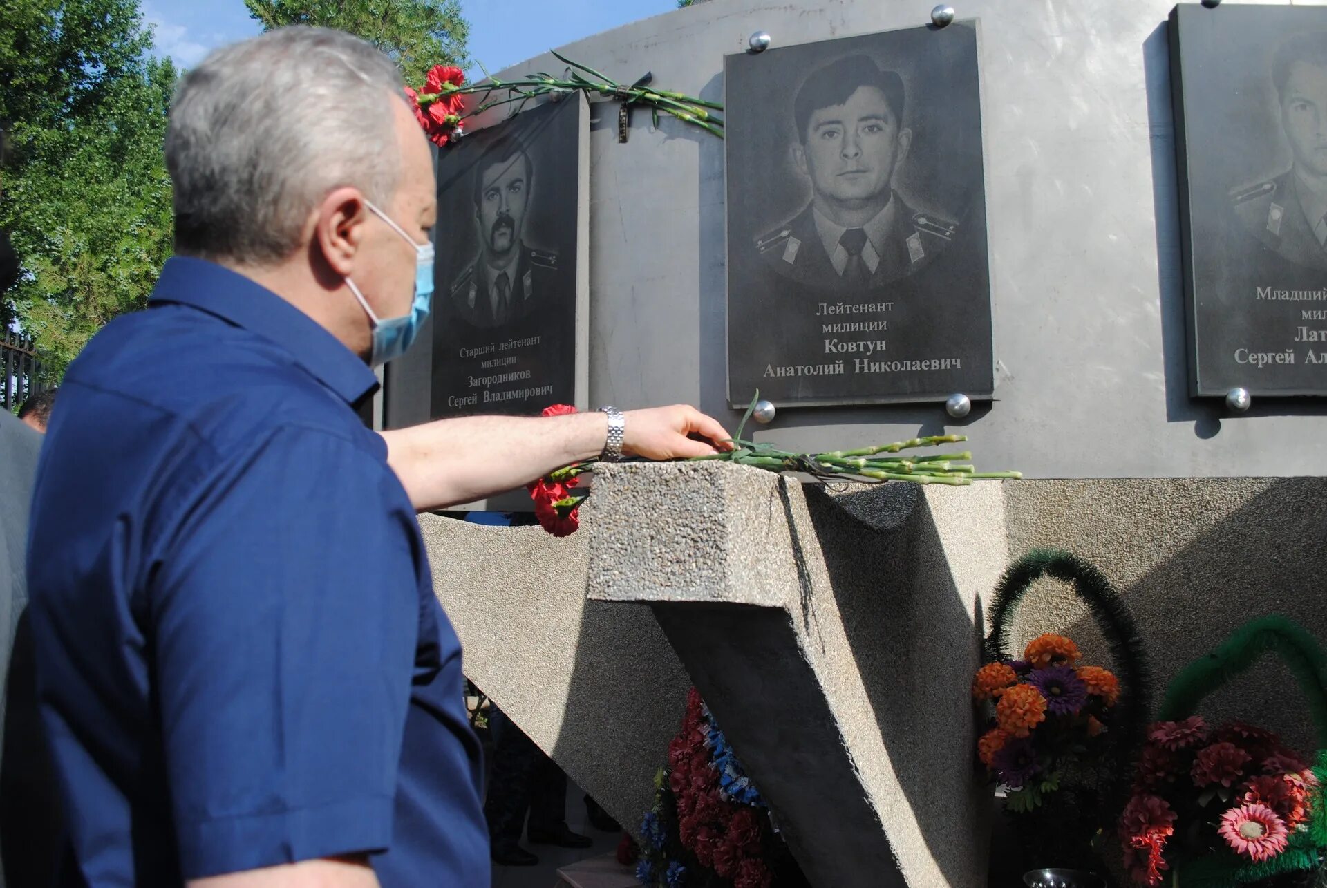 Буденновск 14 июня 1995 года. Буденновске теракт в Буденновске 1995. Буденновск больница памятник погибшим.