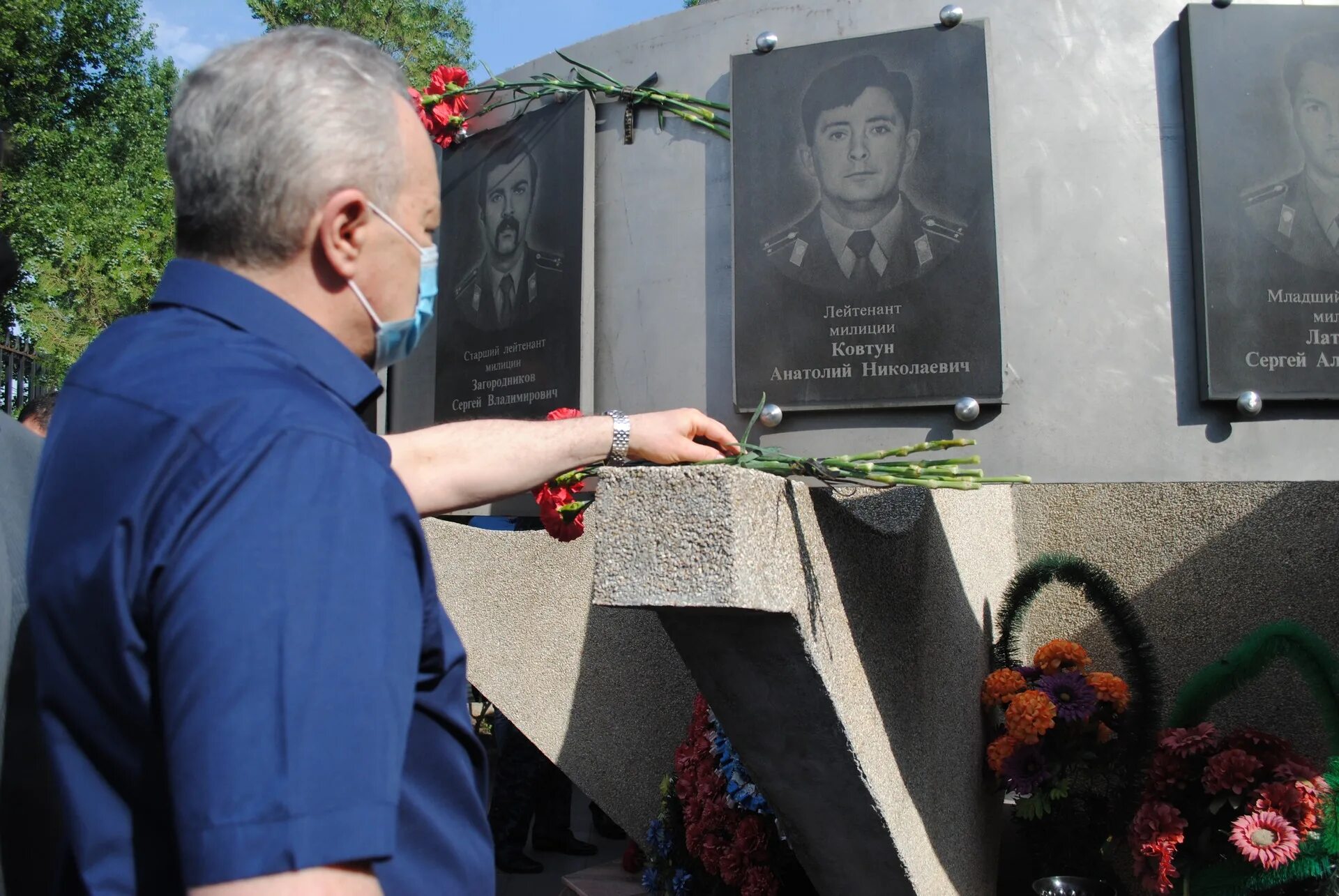 Нападение на буденновск. Буденновск 14 июня 1995 года. Буденновске теракт в Буденновске 1995. Буденновск больница памятник погибшим.