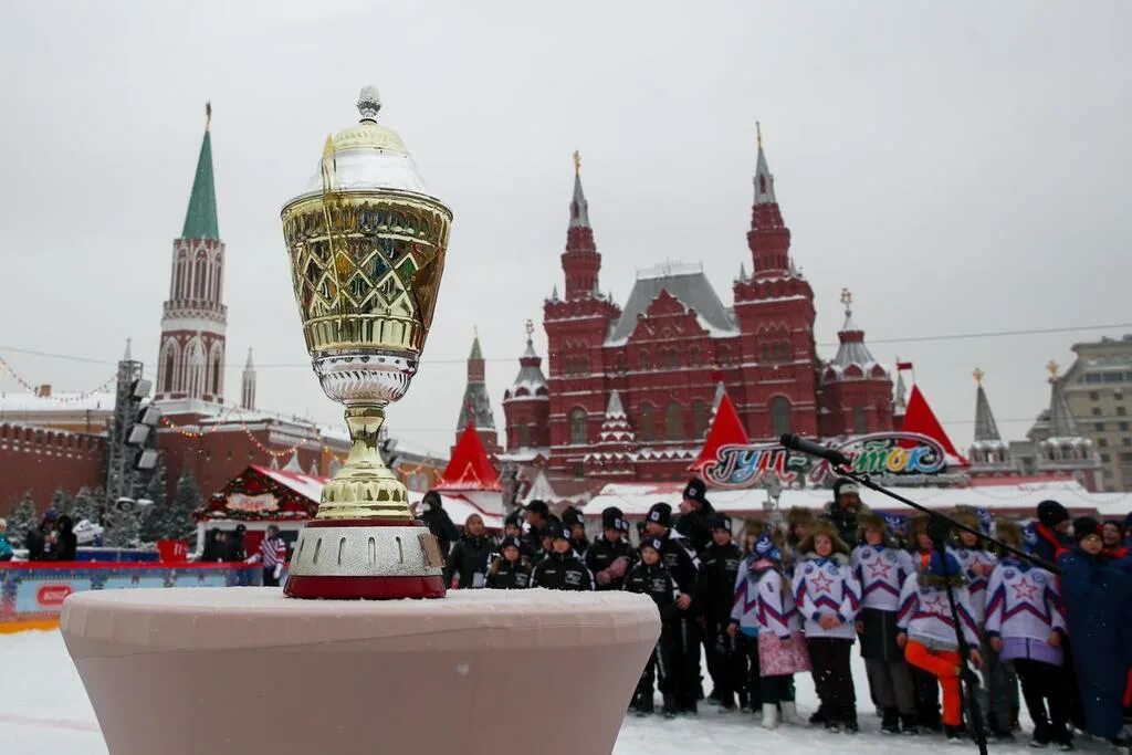 Кубок патриарха гум каток. Турнир патриарха. Кубок патриарха. Хоккеисты сибсельмаша ветераны обладатели кубка россии. Турнир по русскому хоккею патриарх.
