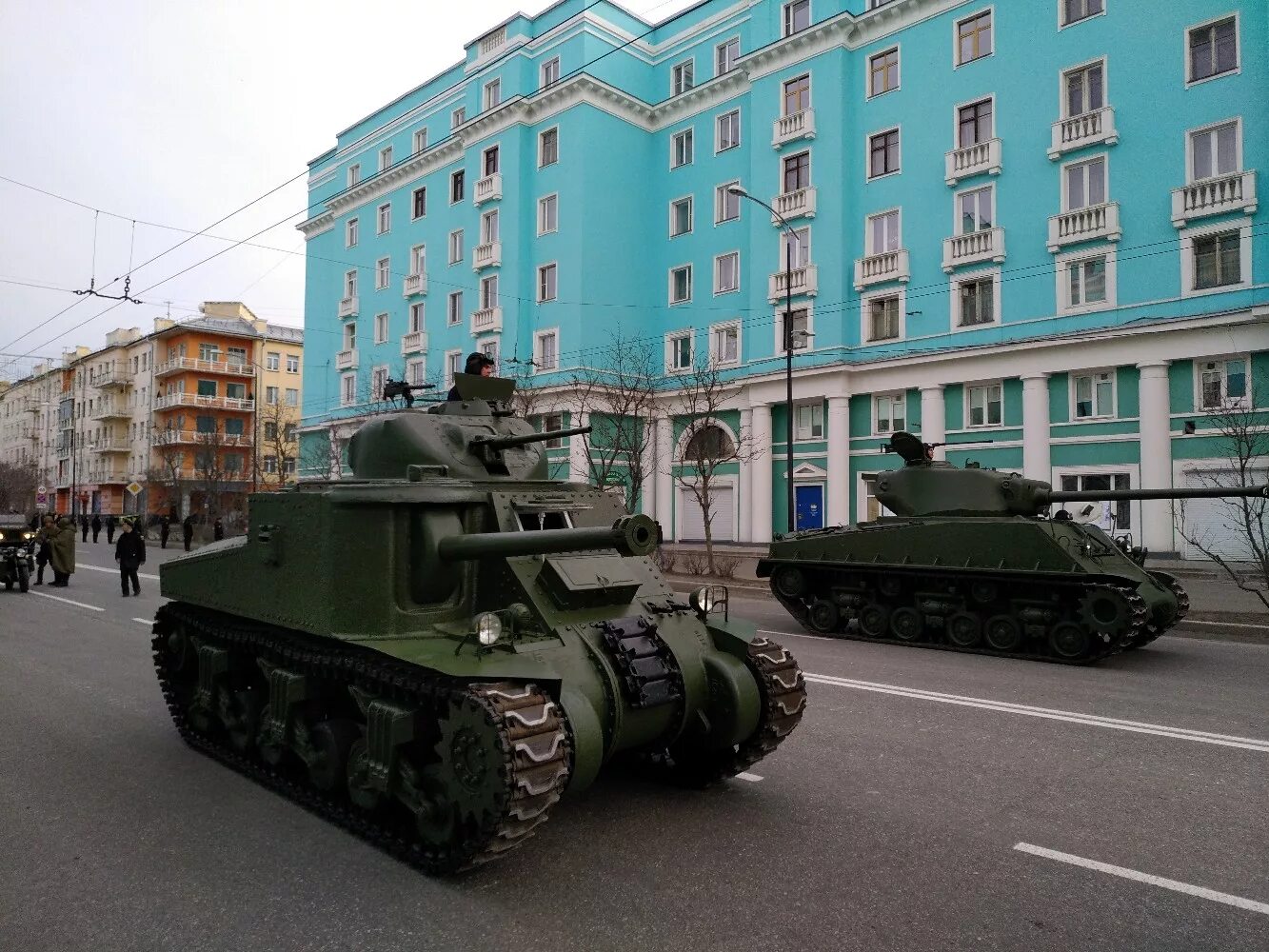 Танк в мурманске. Танк в мурманске. Танк ис-2 на параде. Танк в мурманске. Танк в мурманске.