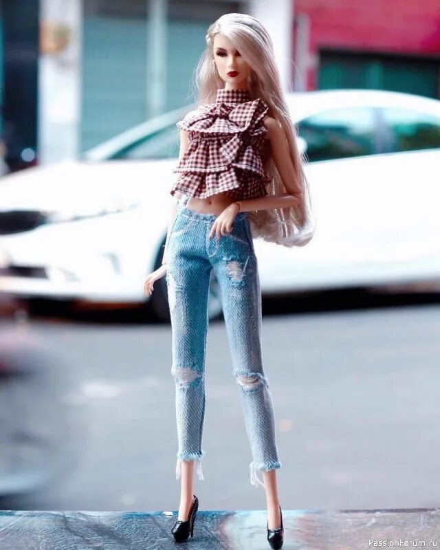 Куклы барби моде. Аутфит Барби. Barbie джинсы для куклы Барби dmd38/cfx89. Аутфиты кукол Барби аутфиты. Модные куклы.