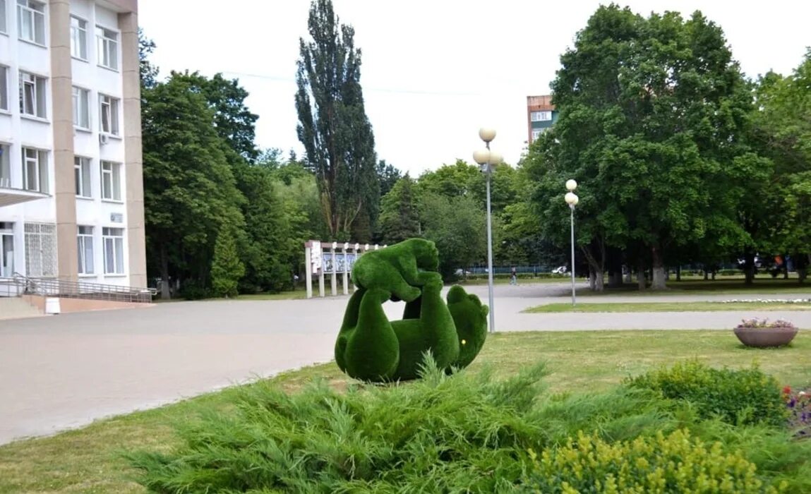 Курск железногорск купить. ЗАГС В Железногорске Курской. Железногорск Курская область сквер. Топиари фигуры Железногорск Курская область. Парк имени Никитина Железногорска Курской области 2022 год.