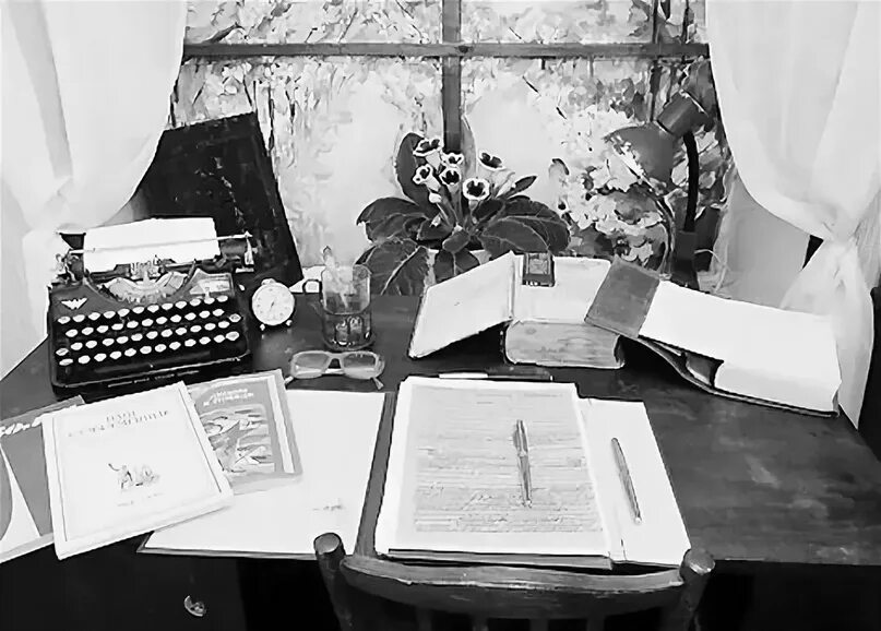 Писательство история. Стол писателя. Стол писателя 20 века. Письменный стол писателя. Писатель за столом.