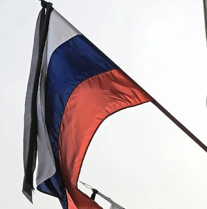 Траурная лента на флаге. Траурный флаг России. Приспущенный флаг с траурной лентой. Приспущенный флаг России. Флаг с траурной лентой фото