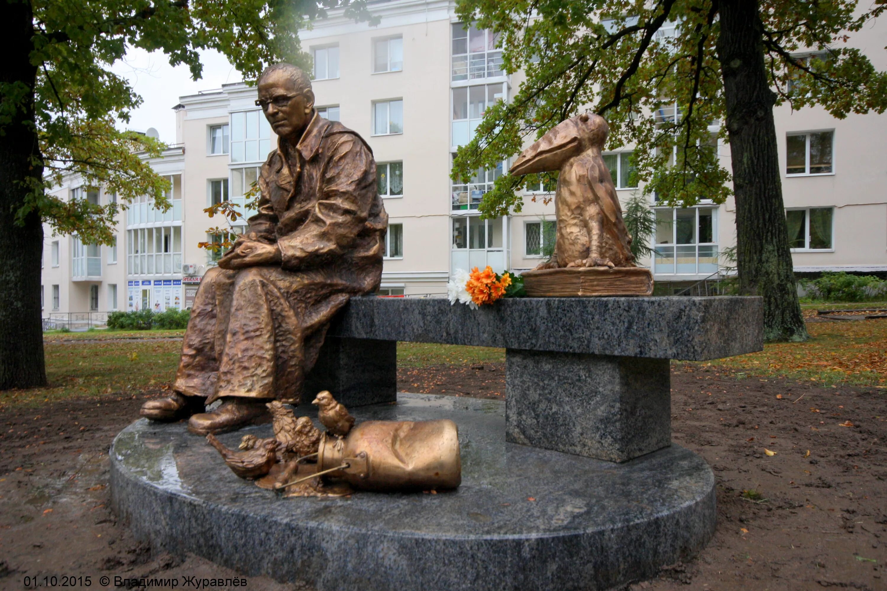 Установлен памятник писателю. Памятник Николаю Шадрунову в Ломоносове. Ораниенбаум Шадрунов памятник. Скульптор Карлыханов Ломоносов.