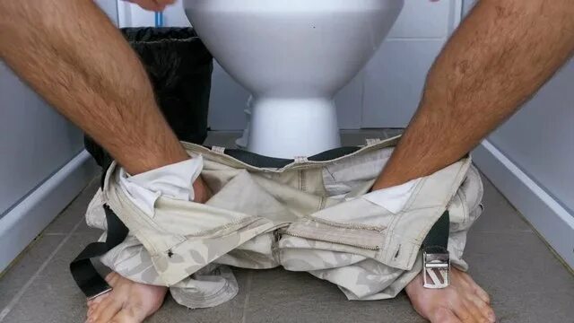 Вот Почему Двери в Общественных Туалетах Не Достигают Пола - YouTube Туалет, Две