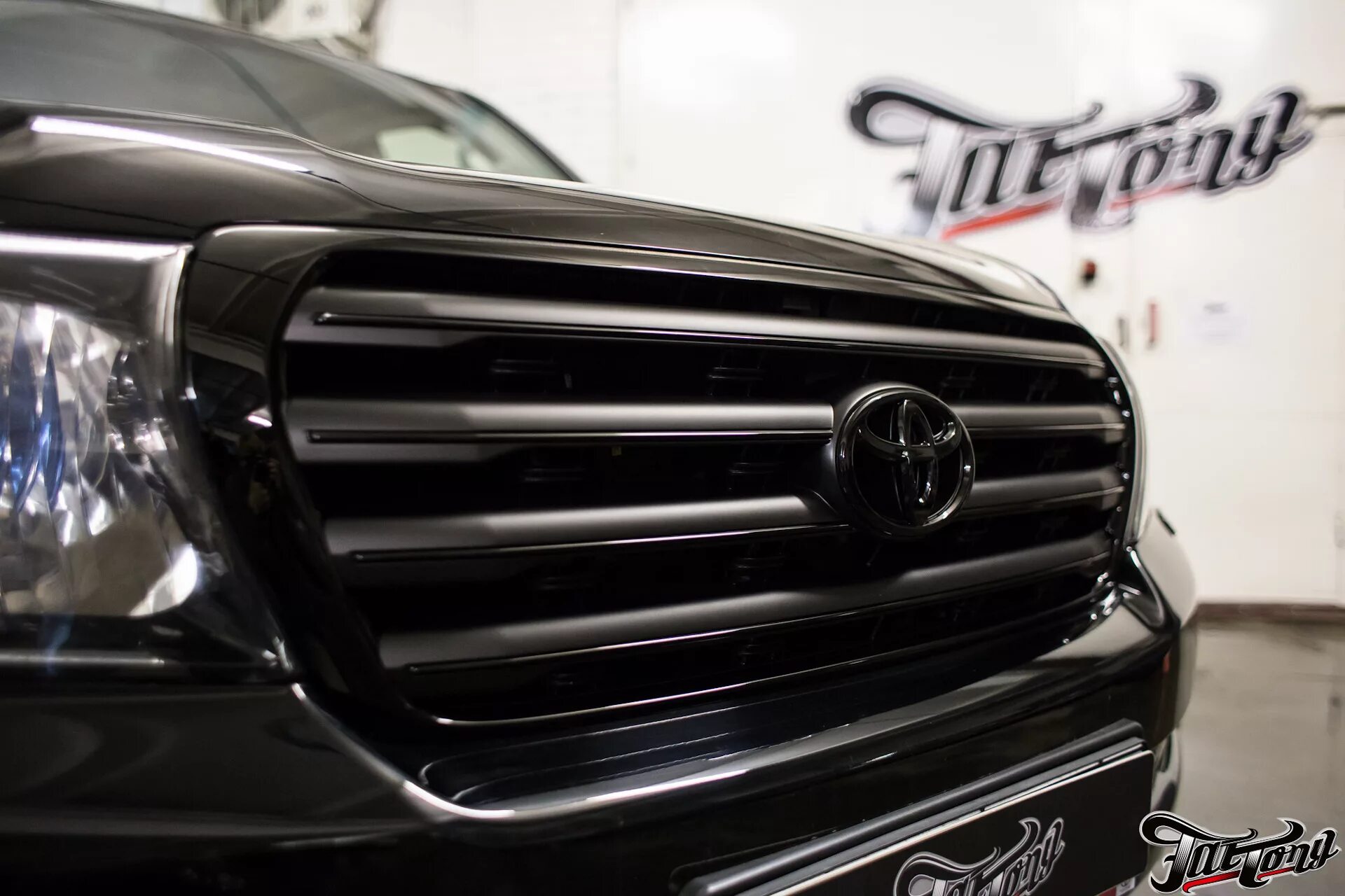 Решетка тойота ленд крузер. Решетка радиатора toyota land cruiser lc200. toyota land cruiser 200 антихром решетки радиатора. land cruiser 200 черная решетка. решетка радиатора в черный land cruiser 200.