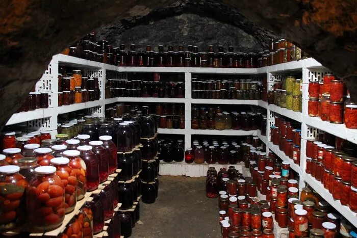 погреб для хранения заготовок. подвал с соленьями. подвал с соленьями. соление погребов. заготовки на зиму в погребе.