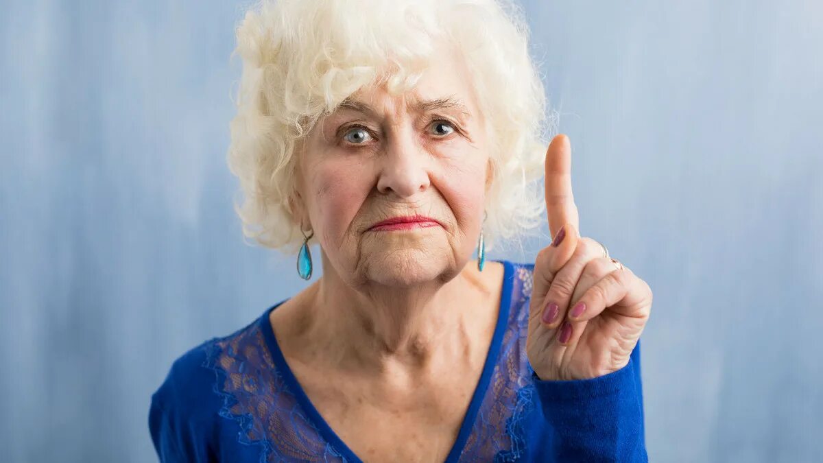 Развод бабушек. Пожилая женщина. Недовольная женщина в возрасте. Хитрая пожилая женщина. Пожилая женщина задумалась.