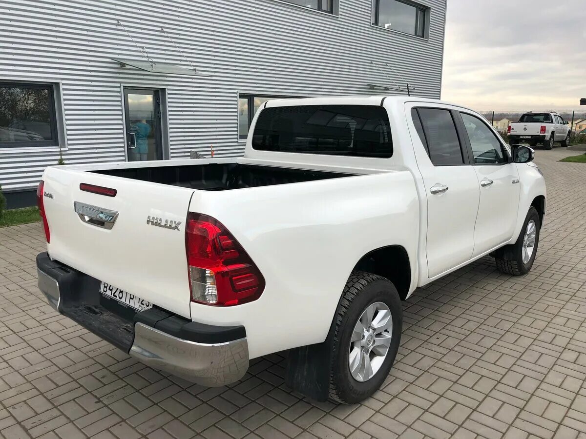 Купить хайлюкс дизель. Toyota Hilux White. Toyota Hilux белый. Тойота Хайлюкс 2021 белый. Хайлюкс белый 2005.