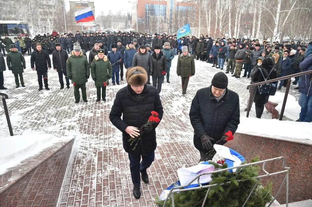 Со 2 по 15 февраля. Возложение цветов 15 февраля. 15 Февраля Афганистан. 15 Февраля в России. Памятник воинам афганцам в Омске.