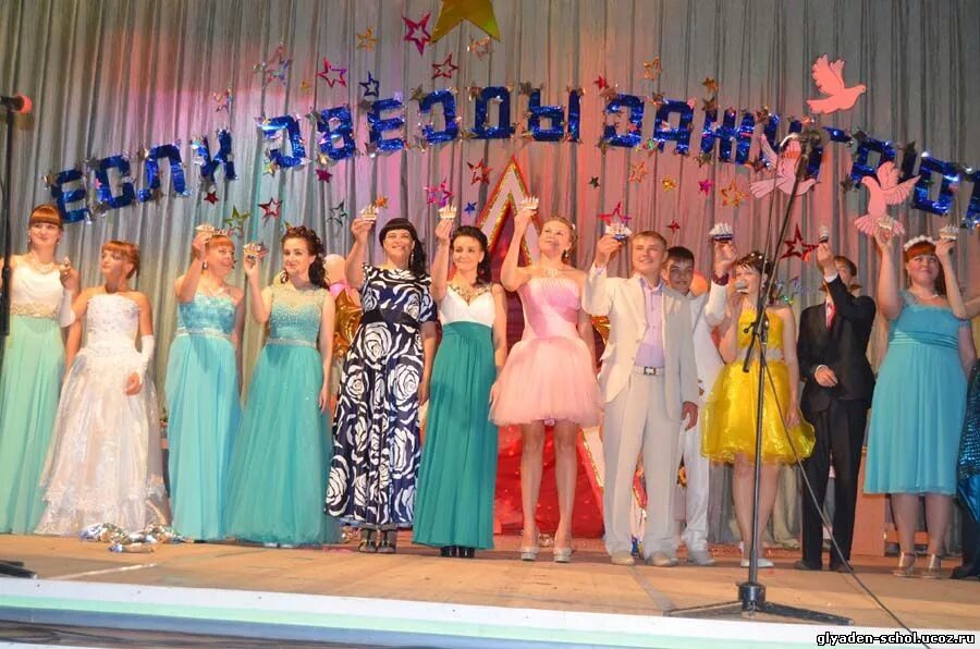 Платья для школьного выпускного бала. Платья на выпускной бал в школе. Выпускной реклама. Названия выпускных. Названия выпускных.