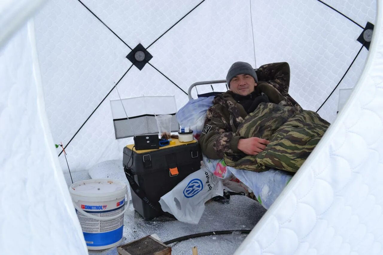 Отопление палатки для зимней рыбалки. Обогреватель в палатку для зимней рыбалки. Подогрев палатки на зимней рыбалке. Обустройство зимней палатки для рыбалки. Зимняя палатка обогрев