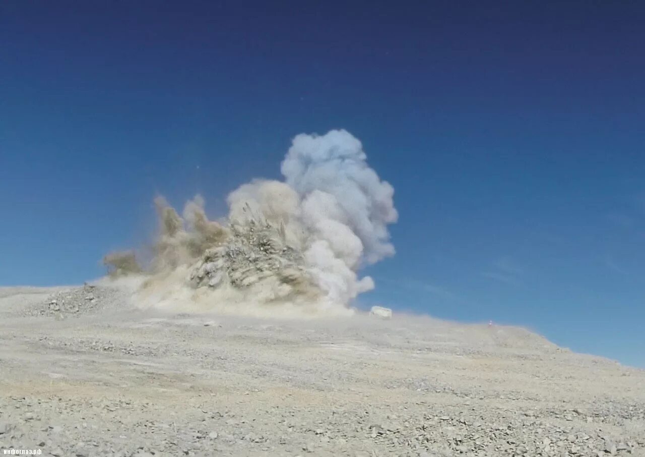 взрыв горы. подрыв горных пород. подрыв горы. сент-хеленс вулкан. извержение вулкана пинатубо.