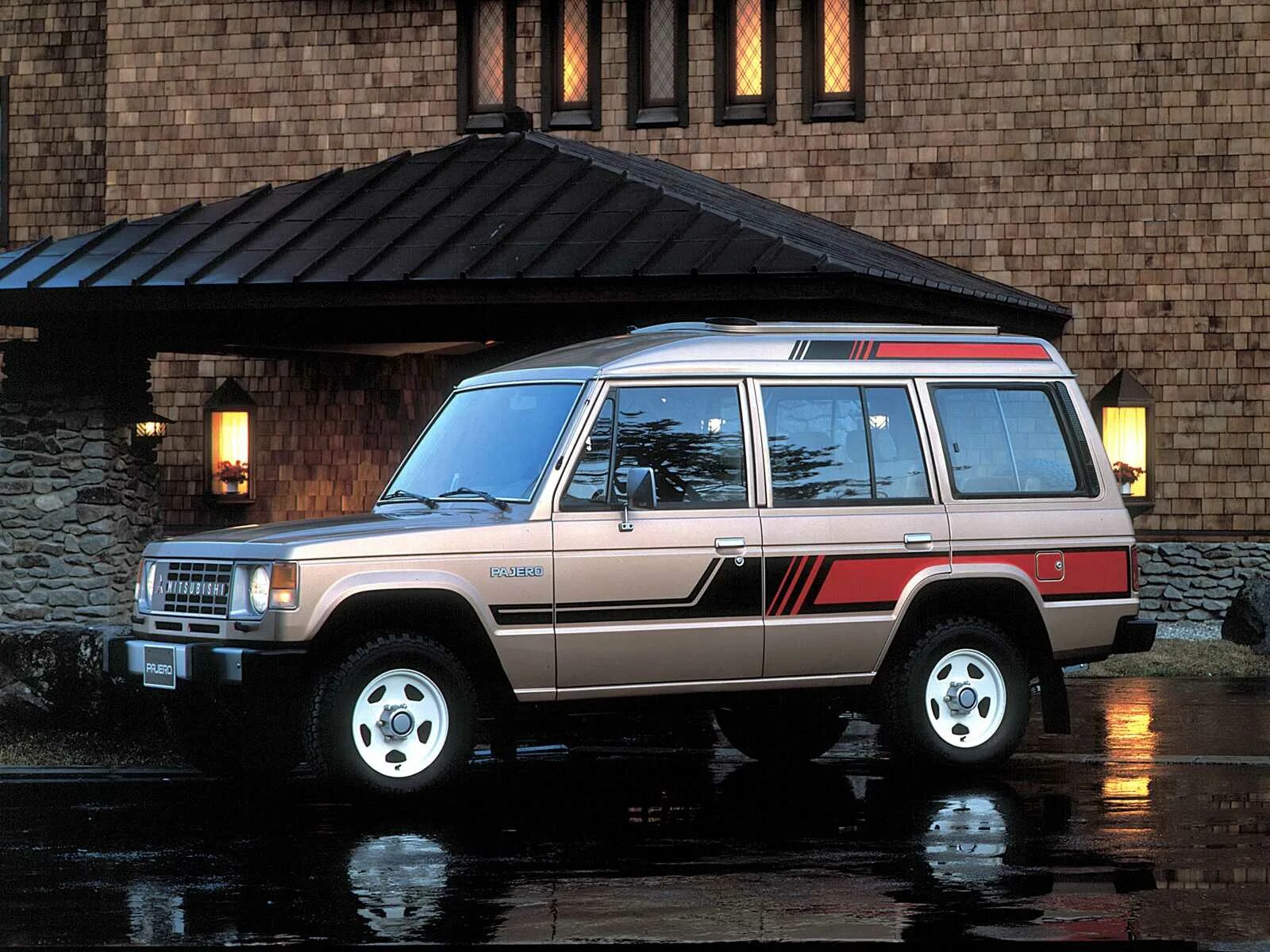 Mitsubishi pajero 1 поколение. Mitsubishi Pajero 1982. Мицубиси Паджеро 1983. Мицубиси Паджеро 1 (1982).