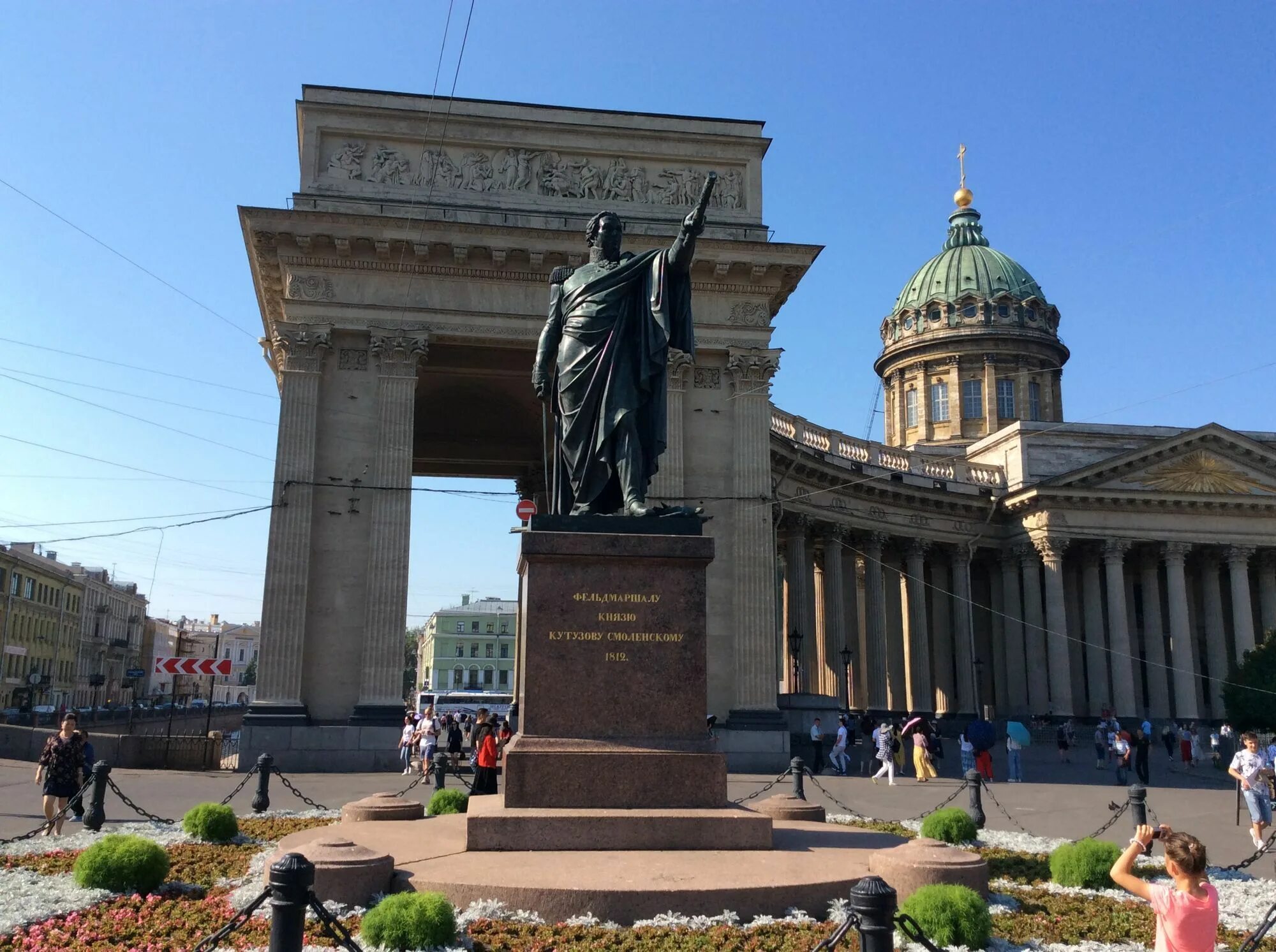 Самые значимые памятники. Памятник Кутузову в Санкт-Петербурге у Казанского собора. Памятники на Невском проспекте в Санкт-Петербурге. Памятник фельдмаршалу Кутузову в Санкт-Петербурге.