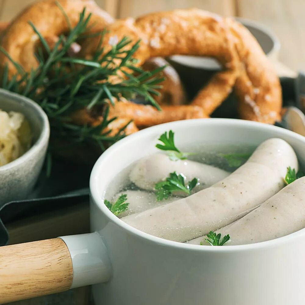 Белые колбаски. Сосиски вайсвурст. weisswurst белая баварская колбаса. мюнхен вайсвурст. мюнхенские белые колбаски.