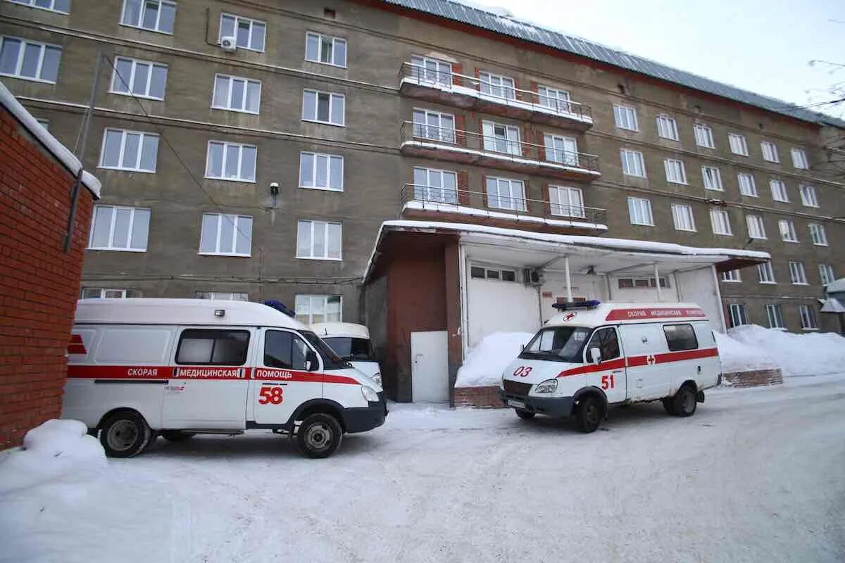 Больница скорой помощи пирогово. Воркутинская больница скорой медпомощи. Скорая поликлиника. Скорая возле больницы. Около больницы.