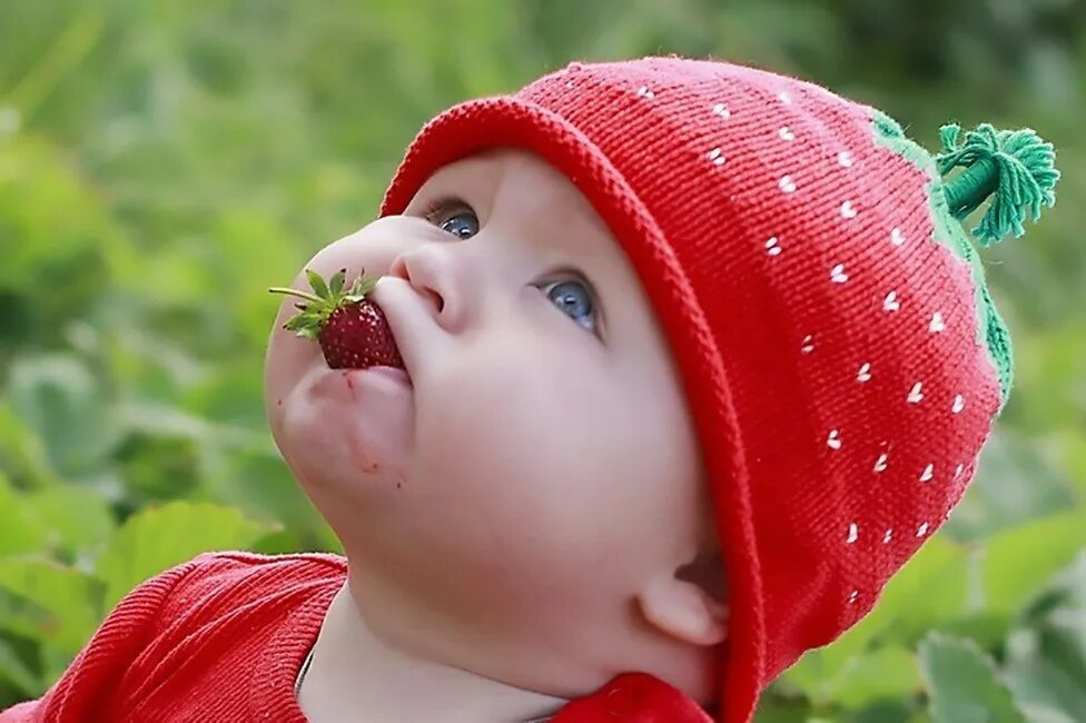 Наша малышка забавна и неуклюжа. Клубника для детей. Смешные дети. Девочка ест клубнику. Ребенок ест землянику.