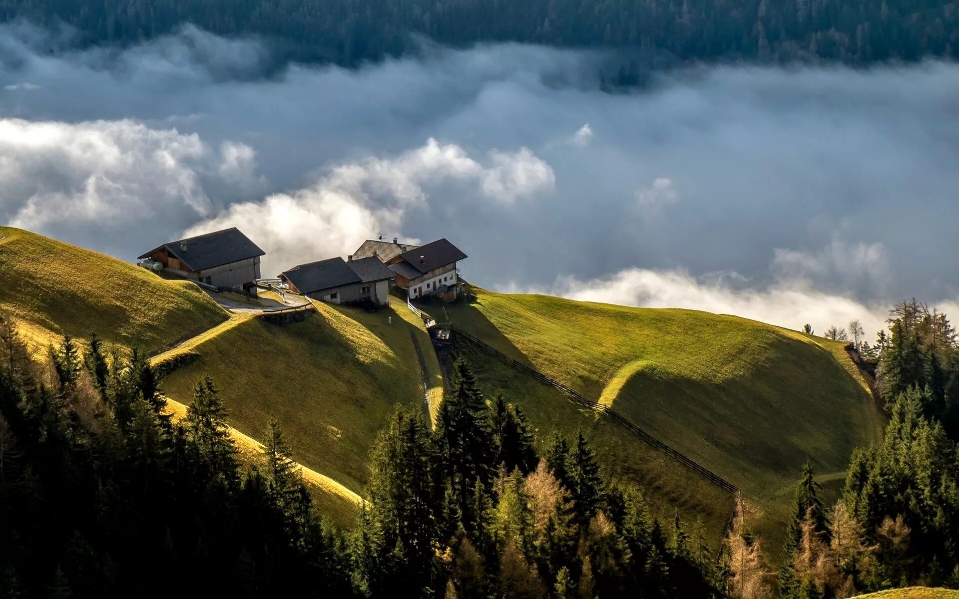 Отрывок холмы. Холм Кёнигсштуль. Дом на Холме в Швейцарии. Деревня на склоне горы. Деревня на Холме.