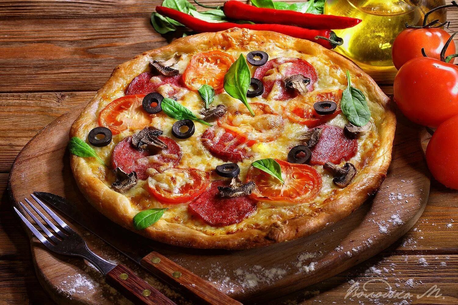 Пицца с колбасками. Пицца с салями, грибами и помидорами. Пицца салями грибы. Пицца с грибами и колбасой и помидорами. Пицца с сервелатом.