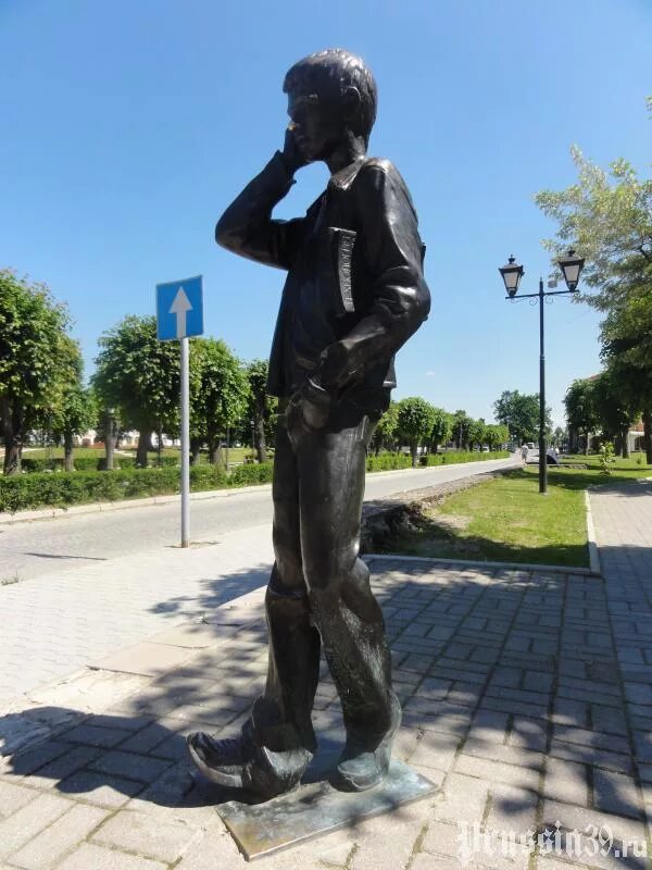 Памятник гусеву. Город Гусев памятники. Гусев город памятник Гусеву. Скульптура лицеиста Гусев. Памятник Гусева в Гусеве Калининградская область.