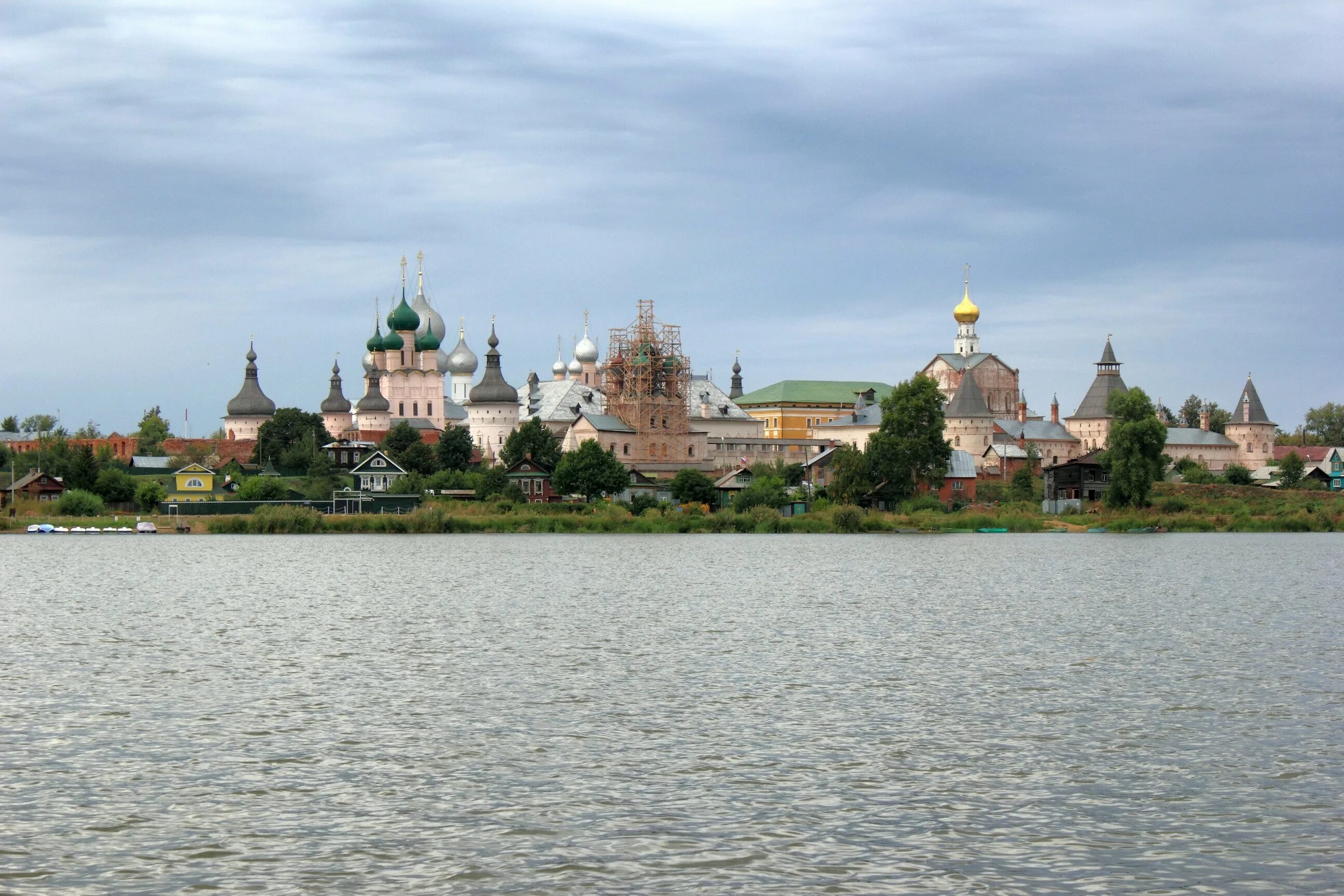 Ростов великий река. Озеро Неро Ростов Великий. Ростов Великий Кремль на озере Неро. Ростов Ярославский озеро Неро. Ростов Великий достопримечательности озеро Неро.