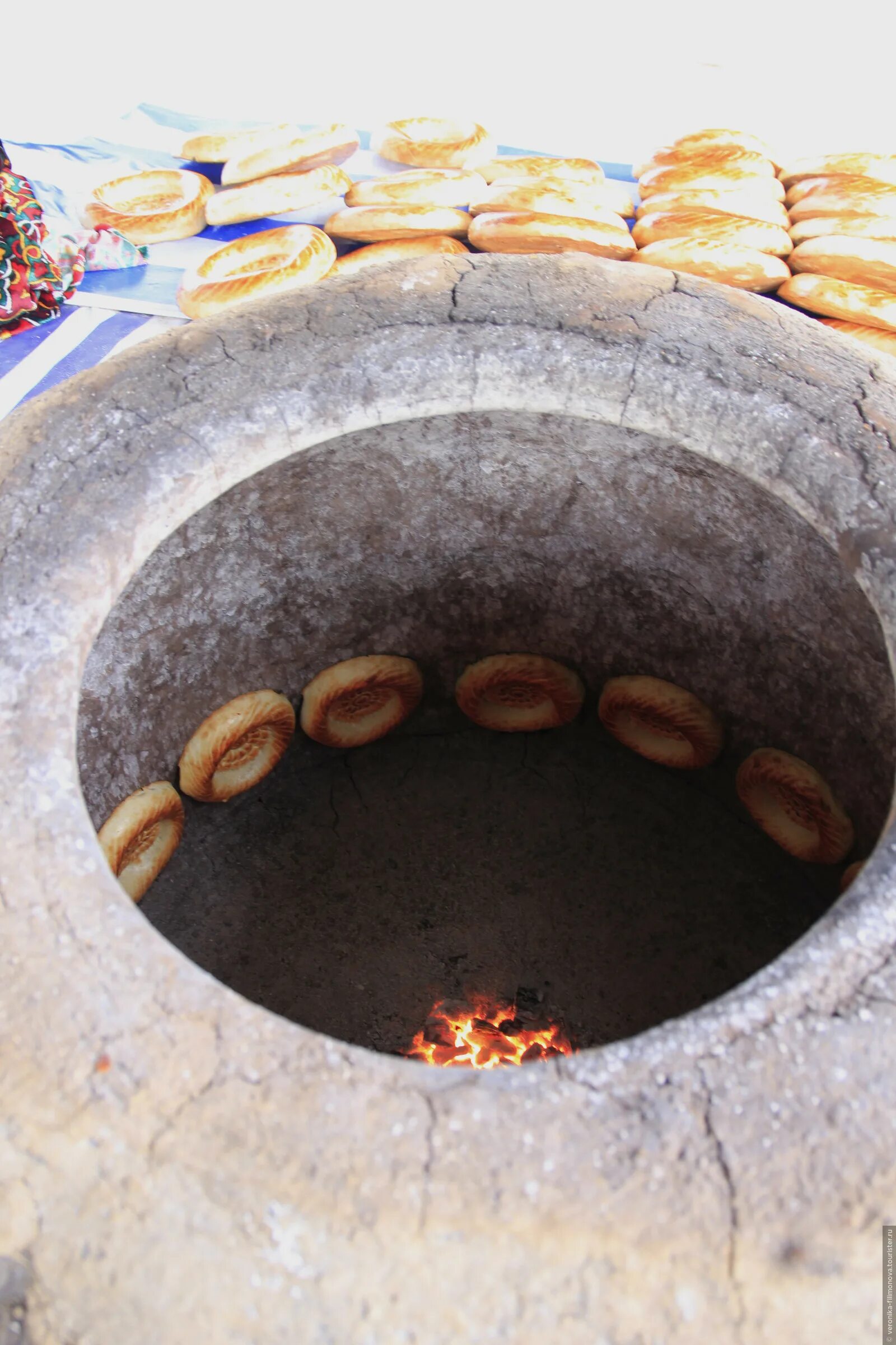 лепешки в тандыре. узбекистан тандир нони. узбекские лепешки tandir. лепешки самса в тандыре. патир нон узбекский.