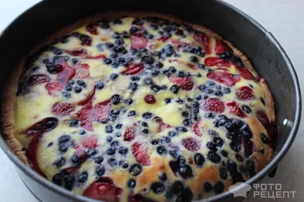 Финский брусничный пирог. Пирог с ягодами на кефире в духовке. Тарт с ягодами в сметанной заливке. Ягодный пирог. Заливной торт с замороженными ягодами.