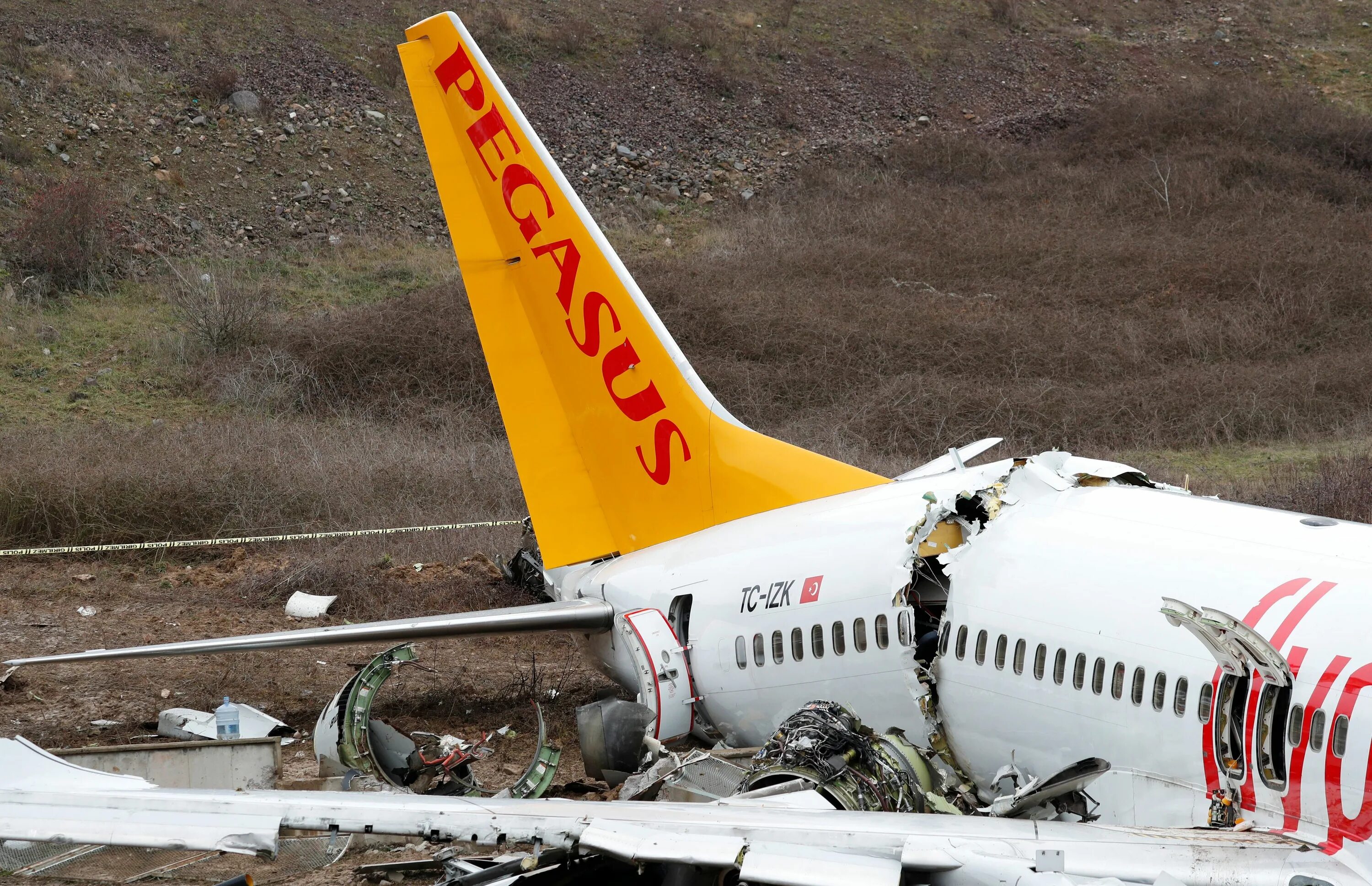 Пассажир разбившегося самолета. Pegasus Airlines авиакатастрофы. Боинг 737 авиакатастрофа. Боинг 737 Турция самолет. Хвост самолета.