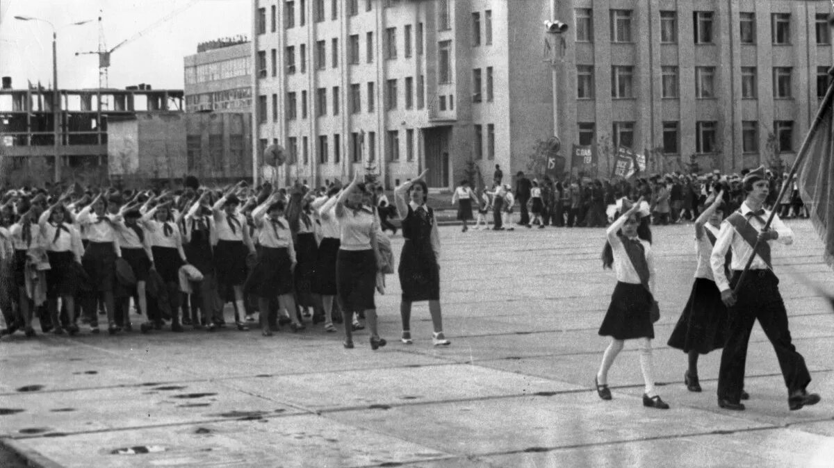 Пионерский парад 19 мая 1986. Современные пионеры. Салют в пионерских движениях. Фотовыставка салют Пионерия. 10 лет пионерии ижевск