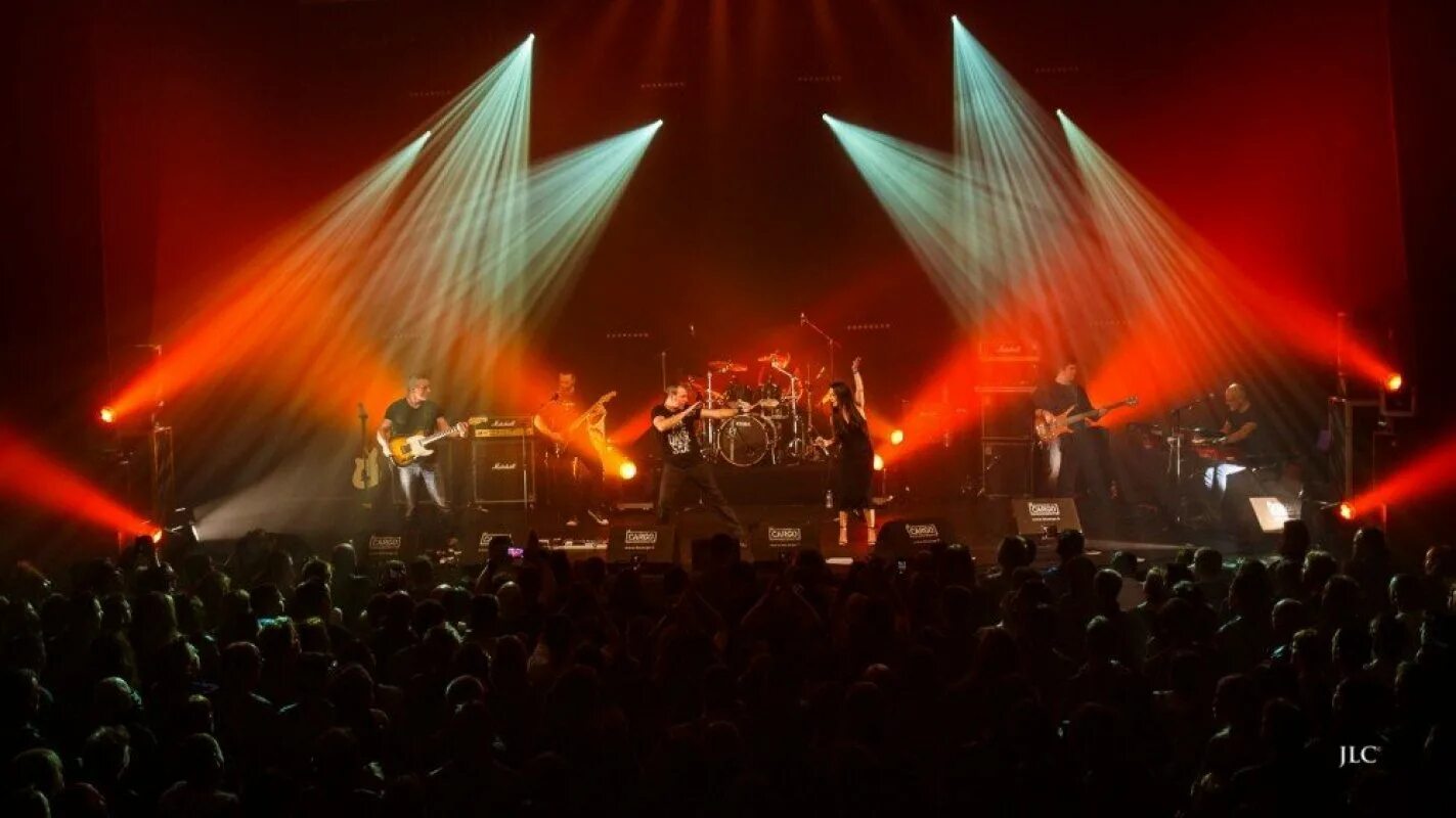 Pink floyd tour 1994. Пинк флойд видео концерт. Pink floyd концерт видео. Барабанщик пинк флойд. Группа pink floyd на сцене.