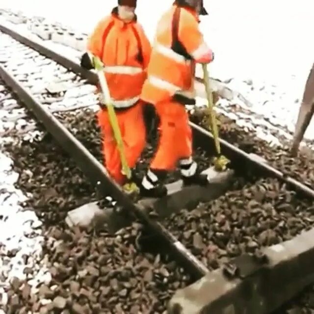 Дефектная жб шпала. Одиночная замена шпал. Ж/д переезд ремонт. Типовые тупиковые железнодорожные упоры. Клещи для бетонных шпал.