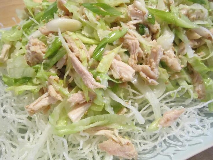 Салат из красной рыбы и пекинской капусты. Салат с пекинской капустой и крабовыми палочками и огурцом. Салат с крабовыми палочками и пекинской капустой. Салат с пекинской капустой с рыбой. Салат с морепродуктами и пекинской капустой.