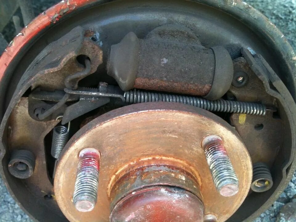 Шевроле авео задние колодки. Задние тормоза шевроле авео т250. Тормозной барабан авео т200. Задние колодки шевроле авео 2007 года. Задние барабаны авео т200.