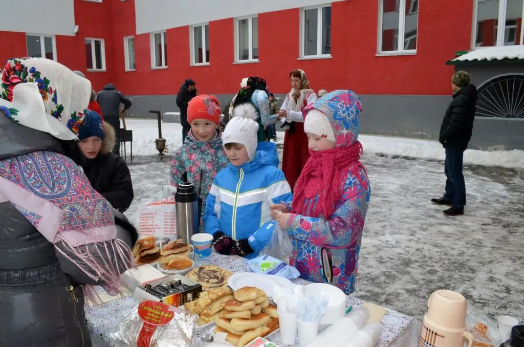 Конкурсы на масленицу для детей в школе. Масленица в школе. Праздник Масленица в школе. Ярмарка на Масленицу в школе. Конкурсы на Масленицу.