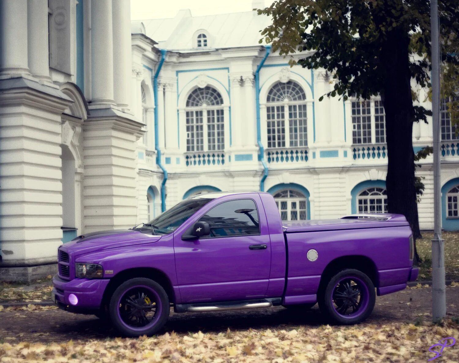 Красивый пикап видео. Dodge Ram купе. Dodge Ram фиолетовый. Розовый dodge Ram. Додж рам хамелеон.