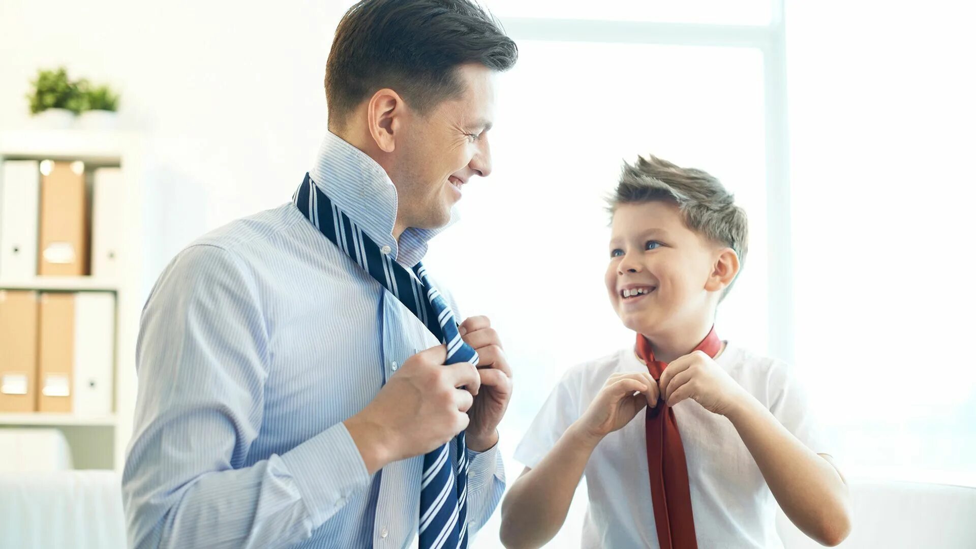 Воспитание ребенка. Подражание. Школьник в галстуке. Воспитанный мужчина.