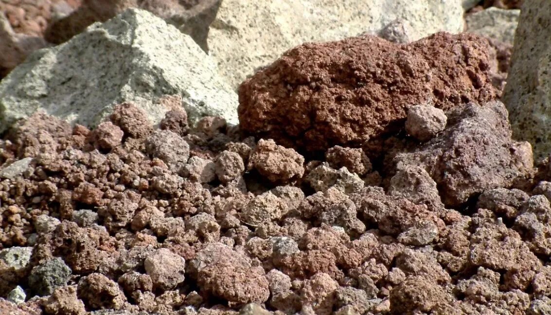 Туф порода. Туф это. Туф вулканический камень. Вулканический туф порода. Вулканический туф и пемза.