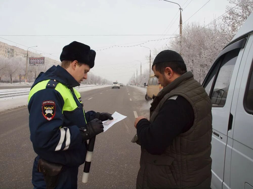 Работа гибдд магнитогорск. Профилактическое мероприятие автобус. ДПС Магнитогорск. Магнитогорск ГИБДД рейд. Гаишник и маршрутчик.