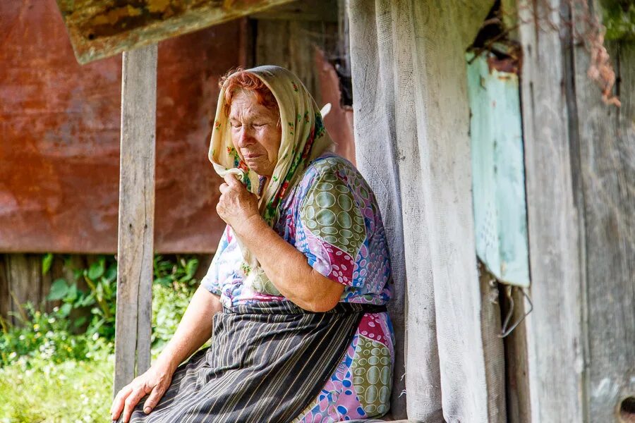 Деревенские женщины. Женщина в деревне. Пожилые Деревенские женщины. Женщина в деревенском доме. Village women