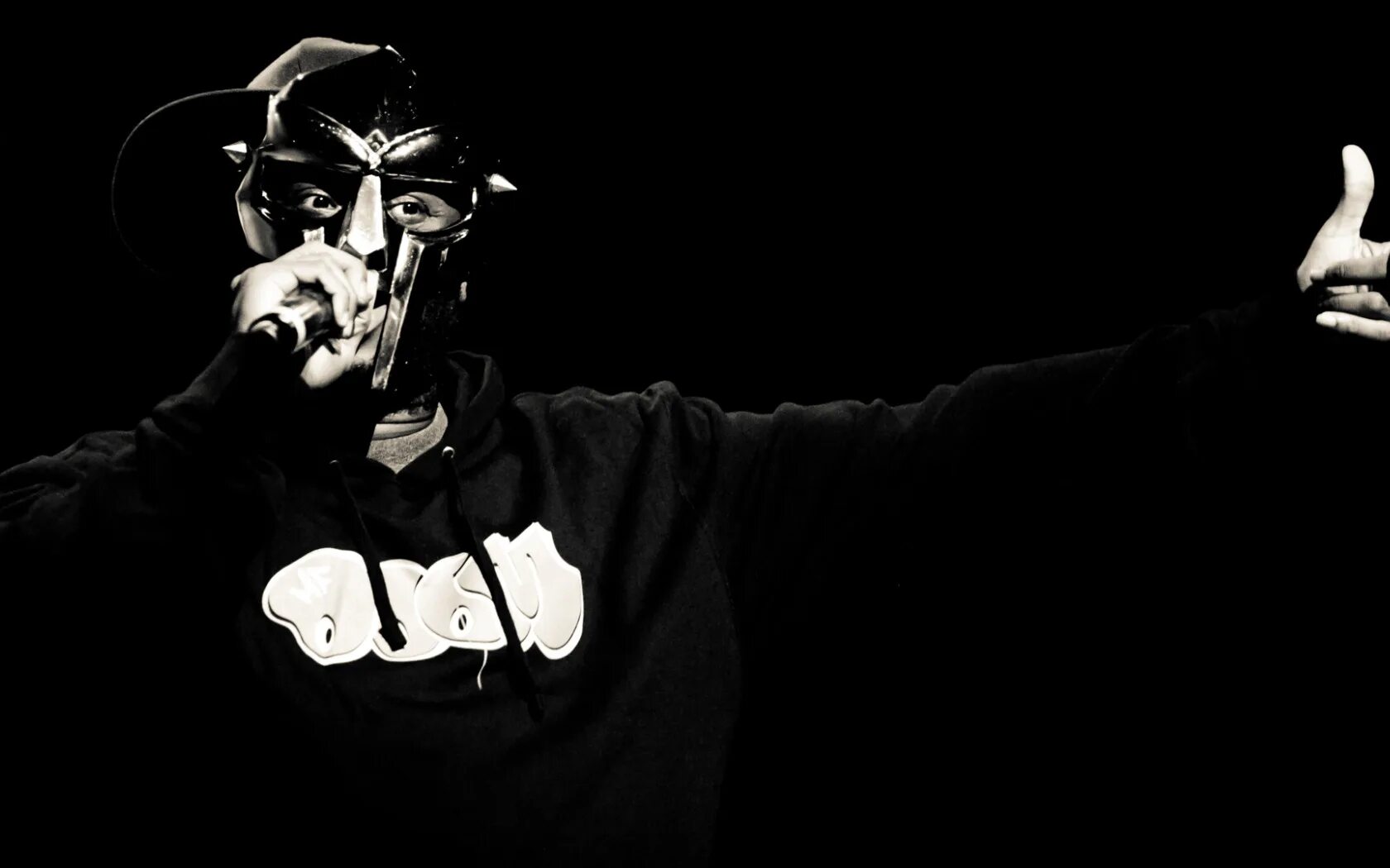 Стол рэп. Mf doom рэпер. рэпер в маске. рэп заставка. обои на рабочий стол rap.