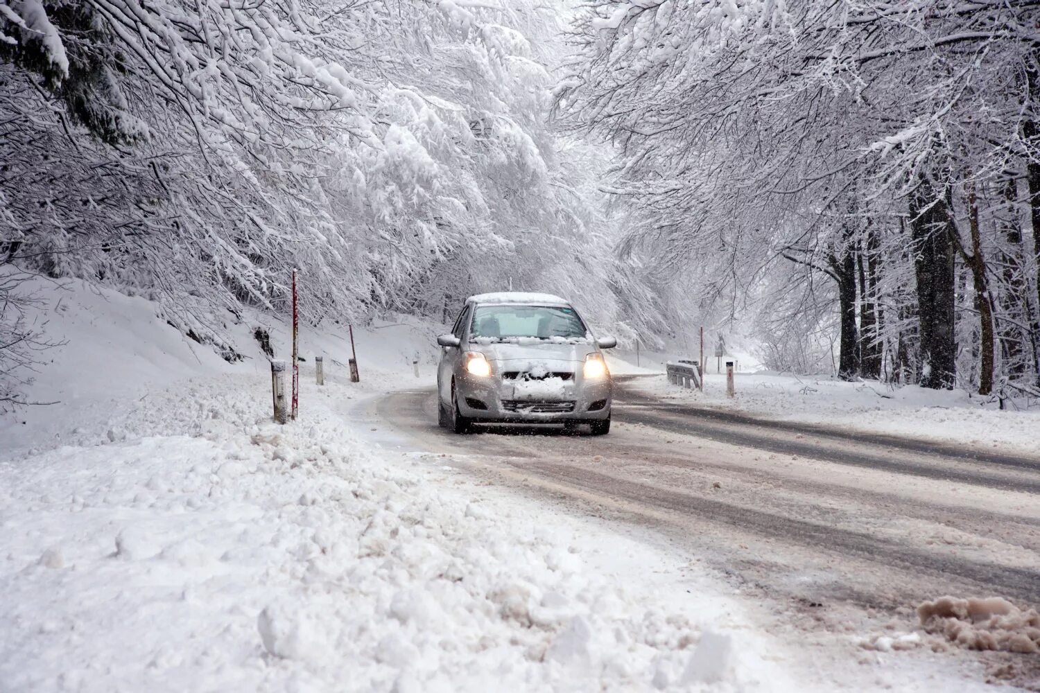 Снег на дороге. Машина зимой. Автомобиль снег дорога. Автомобиль на снежной дороге.