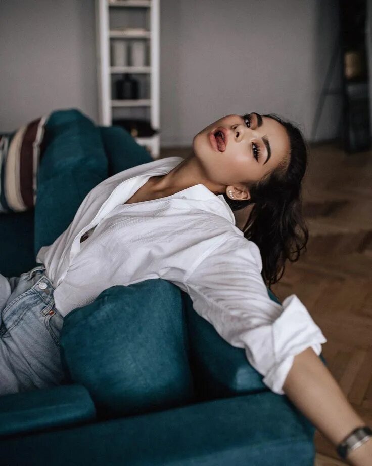 Диана коркунова модель. Девушка в свитере. Фотосессия у окна. Домашняя фотосессия. Линдси фонсека в максим.