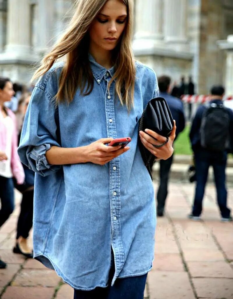 Рубашка оверсайз луки. Рубашка оверсайз стрит стайл. street style рубашка оверсайз. рубашка оверсайз женская стрит стайл. рубашка оверсайз street style 2025.