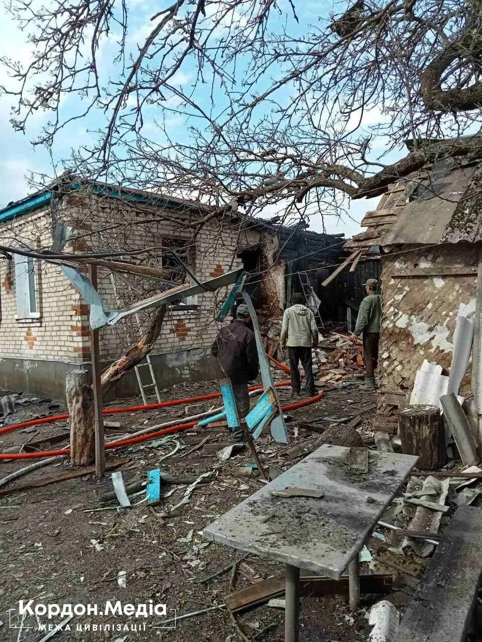 разрушенные дома в россии. сумы 2022. вынос мусора с дачи. петровский район донецка. шурчи.