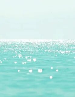 Светло голубое море