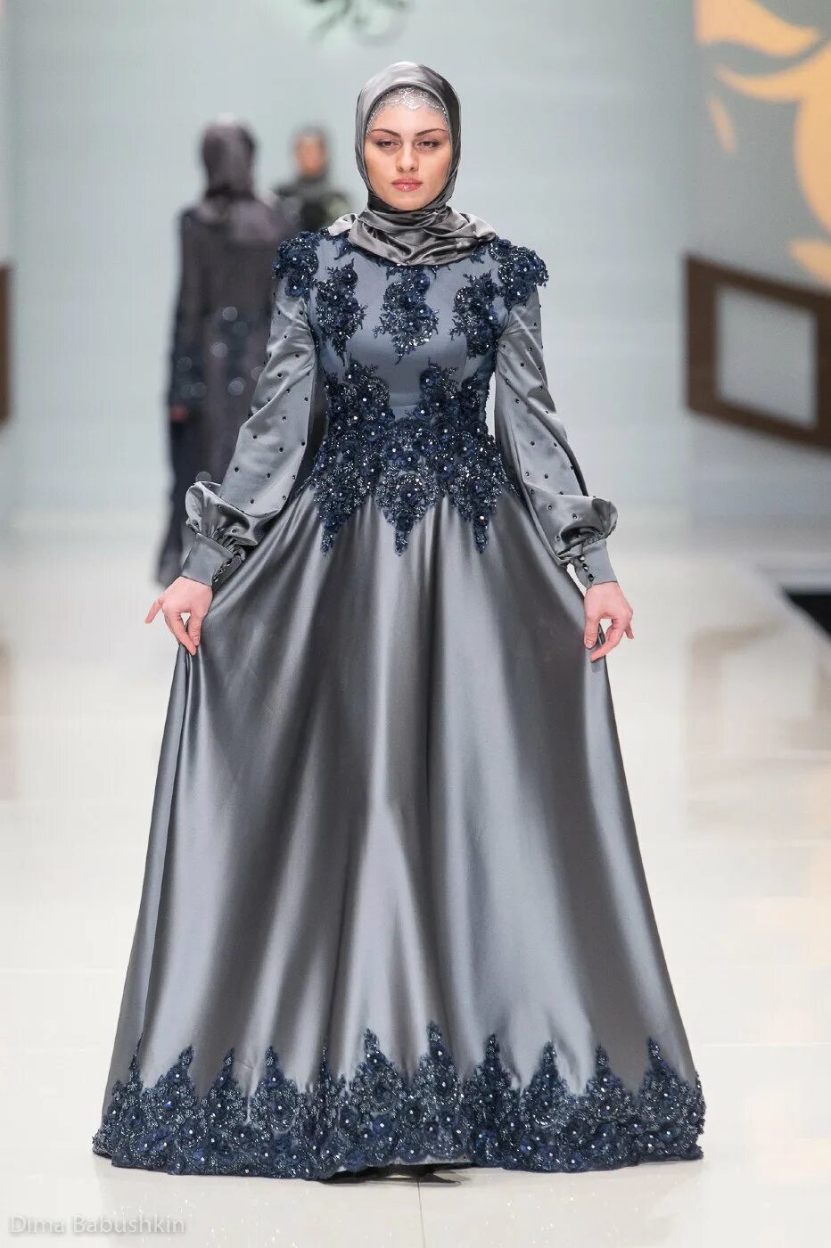 Модный дом дочери кадырова firdaws. Чеченская мода. Платья медни кадыровой. Чеченские платья фирдаус. Платья фирдаус айшат кадырова.