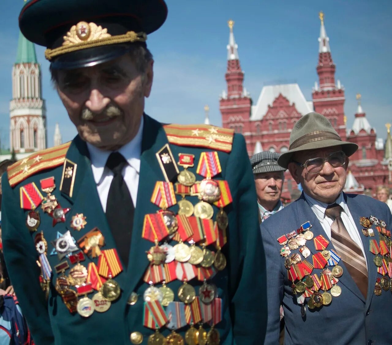 8 9 мая москва. Георгиевская лента на параде Победы 1945. Ветераны на параде. Ветераны с орденами. С днем Победы.