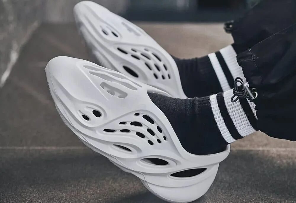 Adidas yeezy foam runner white. Кроссовки adidas yeezy boost foam. Сланцы yeezy foam runner. Adidas yeezy foam runner черные. Адидас yeezy foam runner.